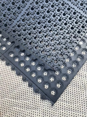 工場や職場用の穴付きの黒い抗疲労マット