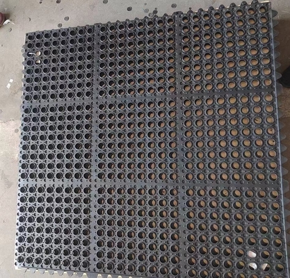 工場や職場用の穴付きの黒い抗疲労マット