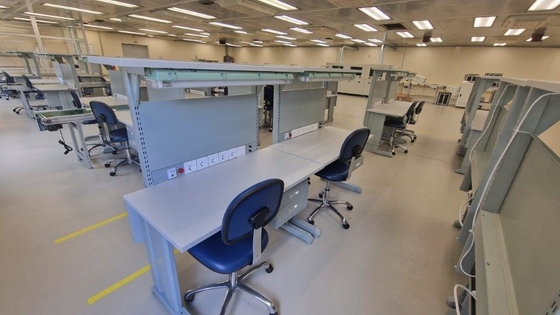 カスタマイズされた調整可能な産業用ESDワークベンチ 電子機器組立ラボ重用作業台