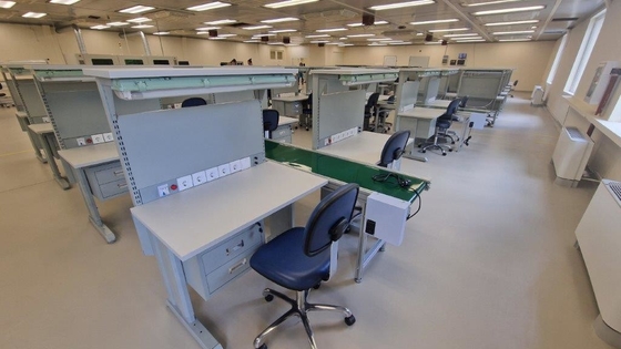 カスタマイズされた調整可能な産業用ESDワークベンチ 電子機器組立ラボ重用作業台