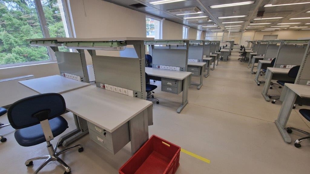 電子機器の組み立てのための抗静的電気実験室作業台